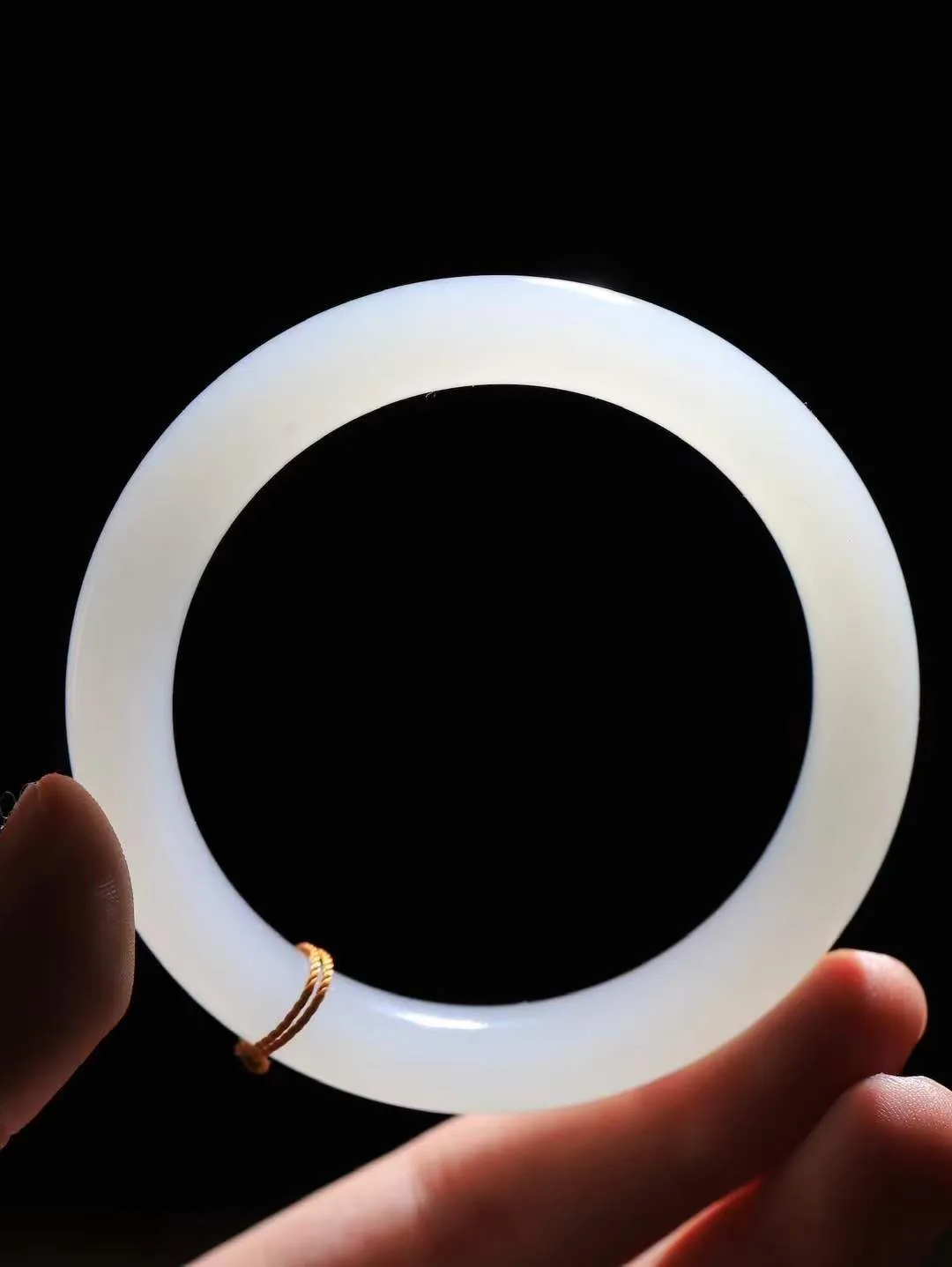 [温润如玉.手镯]

精品和田玉手镯。玉质温润细腻 油性十足 手感舒适，高华雅逸，线条流畅，简约大气，美自天成，素雅高贵。佩戴于腕间，婉约之美，举手投足间透出那份低调奢华。重50克 内径56.5mm尺寸10.5-9.5mm78102214T