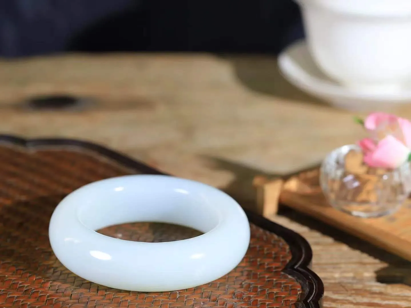 【一见钟情·手镯】

收藏级臻品和田玉白玉手镯。镯型饱满，温润细腻，脂润沁香。️执一卷书，沏