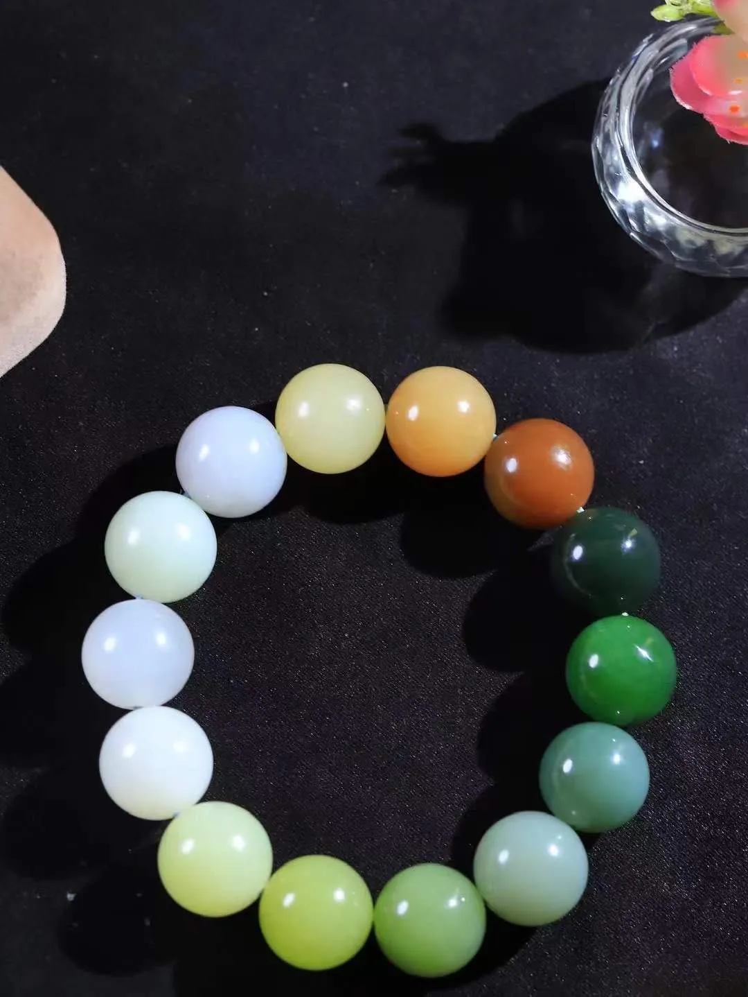 【多宝手串】

精选和田玉多宝手串，每一颗玉石都凝聚自然的灵气与岁月的沉淀，寓意福禄寿喜，守护您的平安与幸福。佩戴它，感受千年玉文化的温润与优雅。重88.3克  尺寸取一16mm  56142239A