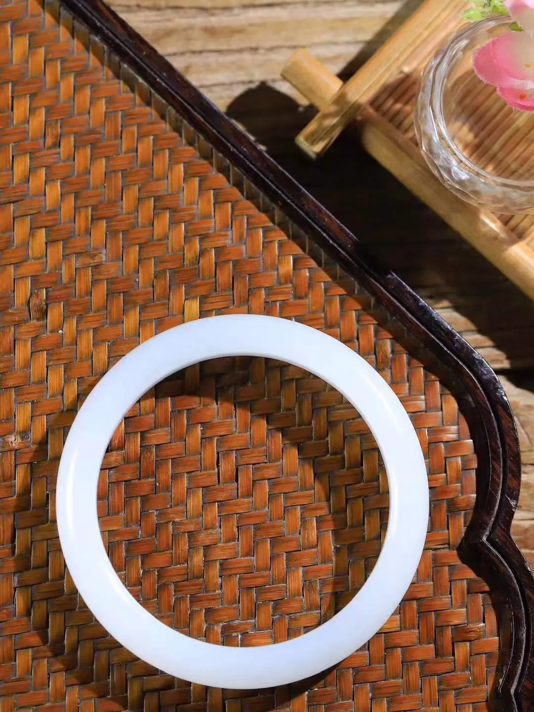 （温柔雅致.手镯）

精品和田玉白玉手镯。镯型饱满，温润细腻，脂润沁香。️执一卷书，沏一盏茶，着一袭裙，戴一只镯。淡淡浅笺，素心若兰，静赏玉中诗画。悠悠岁月，芊手轻摘，盛满诗样芳华。重34克   尺寸54.5-9.5-7.6mm    FDA-32152300