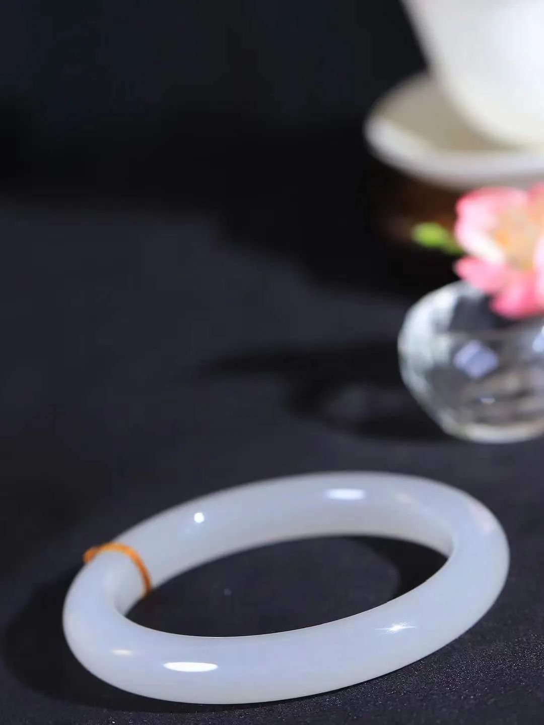 [温润如玉.手镯]

精品和田玉手镯。玉质温润细腻 油性十足 手感舒适，高华雅逸，线条流畅，简约大气