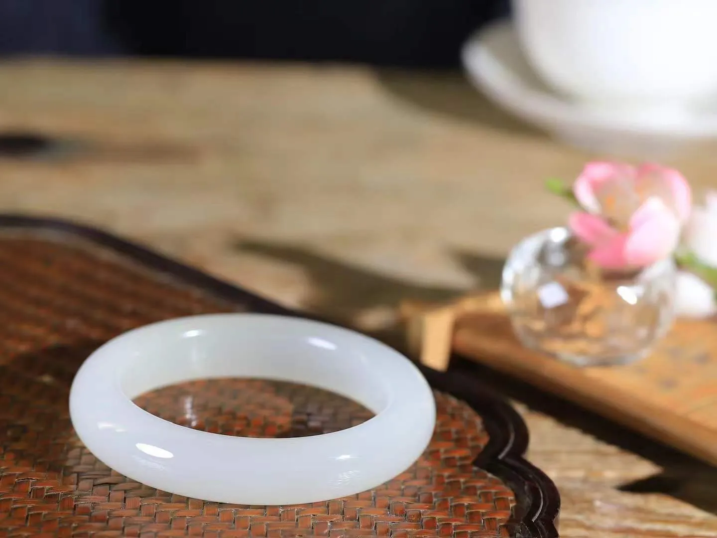 【婉约佳人.镯】

收藏级臻品️和田玉冰底白玉手镯，玉质细腻，触感温润，佩戴它，感受玉石的温度与自