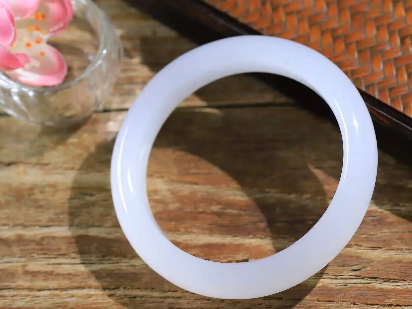 （一见倾心.手镯）

精品和田玉冰底白玉手镯，玉质温润细腻 油性十足 手感舒适，高华雅逸，线条流畅，简约大气，美自天成，素雅高贵。佩戴于腕间，婉约之美，举手投足间透出那低调奢华。重52克  尺寸55-13.3-8mm16102230T