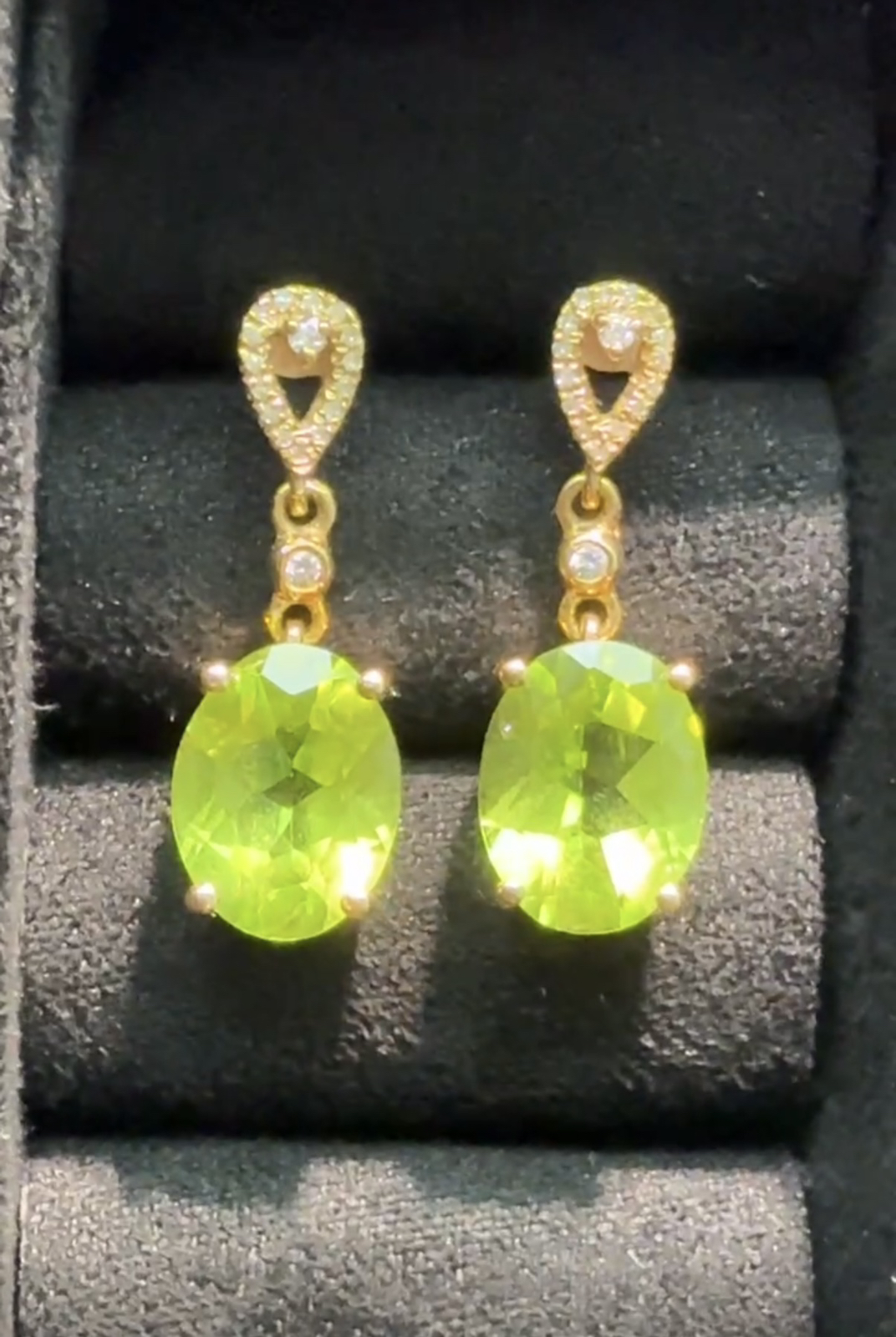 18k金钻石镶嵌橄榄石耳坠，尺寸19.2*6.9mm