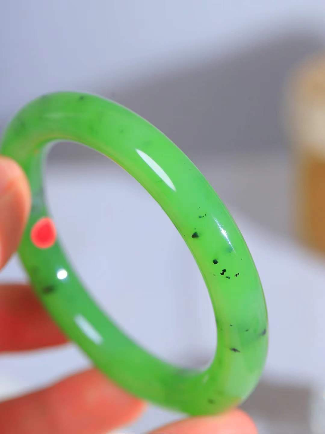 【悠悠芳华.镯】

精品️和田玉碧玉圆条手镯 玉质温润 青葱岁月，尽收腕中，婉转流畅，凝岁月悠长。盈一眸恬淡，挽一抹绿意。重52克 内径56mm尺寸10.3-10.1mm56102213T