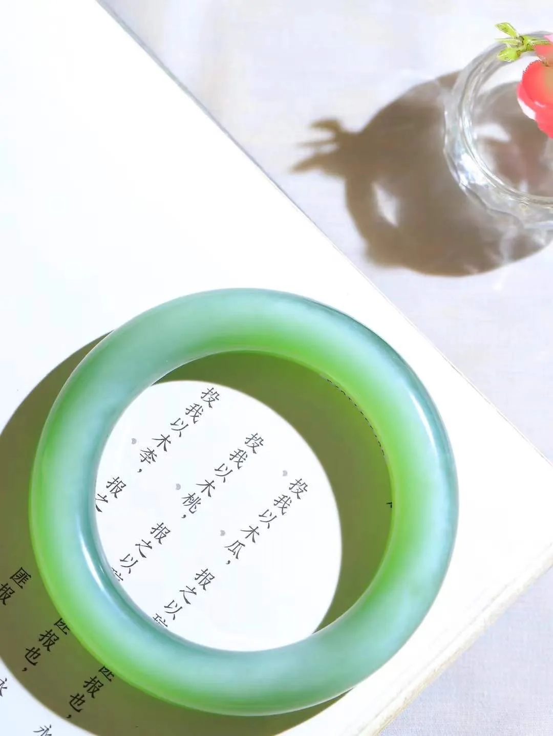 （碧色荡漾.手镯）

典藏级臻品️和田玉碧玉猫眼圆条手镯，灼灼其华想像靓妆淡伫 ，腕间绿意跳脱冰壶莹，坐间静对，姑射仙姿潇洒处，艳冶最奇料子油润滋腻镯型饱满，手感上佳。重79.2克   内径56mm尺寸12-12.3mm  24102213T