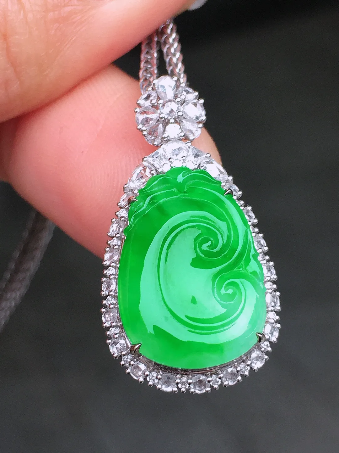 阳绿如意吊坠，色泽均匀艳丽，玉质细腻，荧光感超
强，饱满圆润，尽显优雅气质，18k
金豪华镶嵌