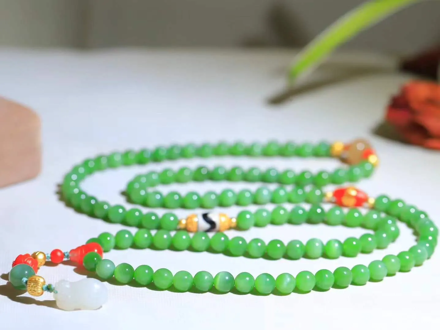 【链.108】

精品和田玉碧玉猫眼圆珠108挂链 玉质温润细腻 油性十足 佩戴舒适。珠珠落玉盘，间