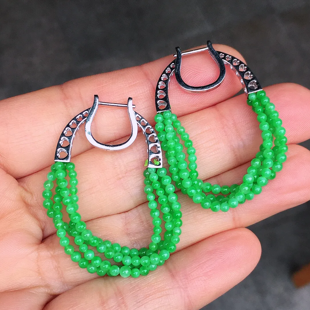 阳绿珠子耳坠，色泽均匀艳丽，玉质细腻，荧光感超
强，饱满圆润，尽显优雅气质，18k
金豪华镶嵌