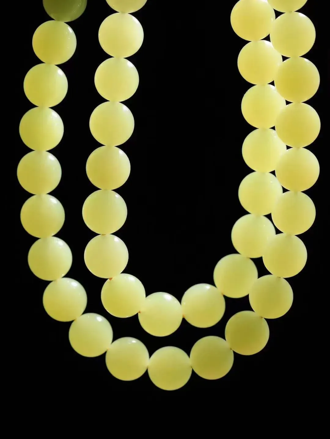 【珠圆玉润.项链】

精品和田玉黄口珠圆玉润项链 玉质温润细腻  整串打磨圆润，佩戴舒适。珠珠落玉盘，间关莺语花底滑，一生美好时光，无论身在何处，都有它相伴相守。事事顺遂，幸福美满，吉祥如意。重79.2克 尺寸取一10mm  79172278A