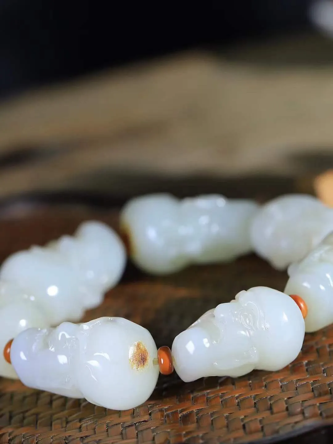 （十八罗汉.手串）

精品和田玉十八罗汉手串，玉质温润细腻 油性十足 颗颗饱满圆润。罗汉有着金刚不坏之身，修行得道，六根清净， 象征坚毅坚强、顺畅如意、幸福安康，在遇到任何困难时，能够逢凶化吉、消灾避灾。重115克 尺寸取一34.5-15.6-21.8mm FDL-98102278