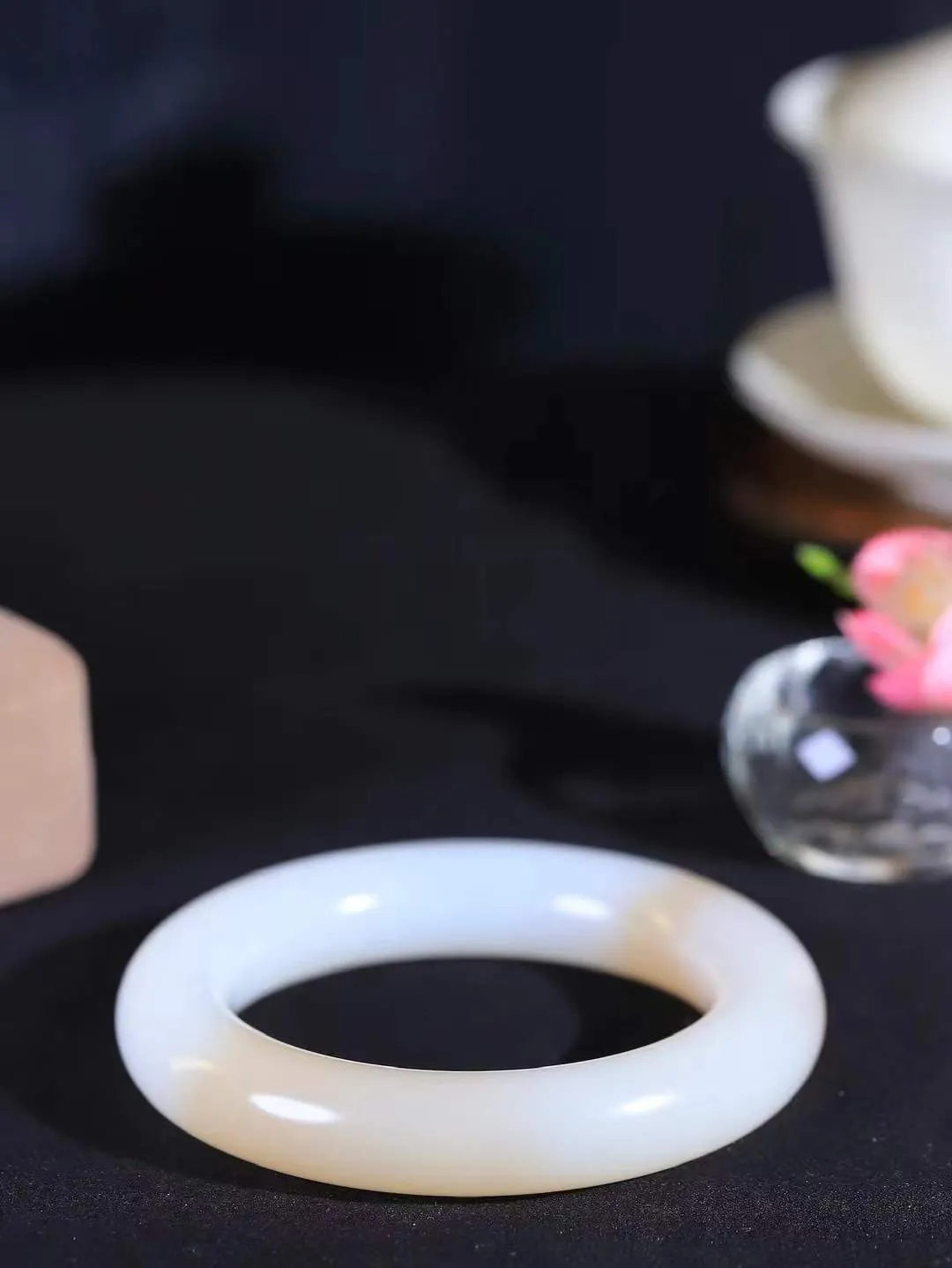 【玉佳人·手镯】

收藏级臻品️和田玉藕粉白双色手镯 ，玉质细腻油润，做工细致精美，端庄素雅，亭亭