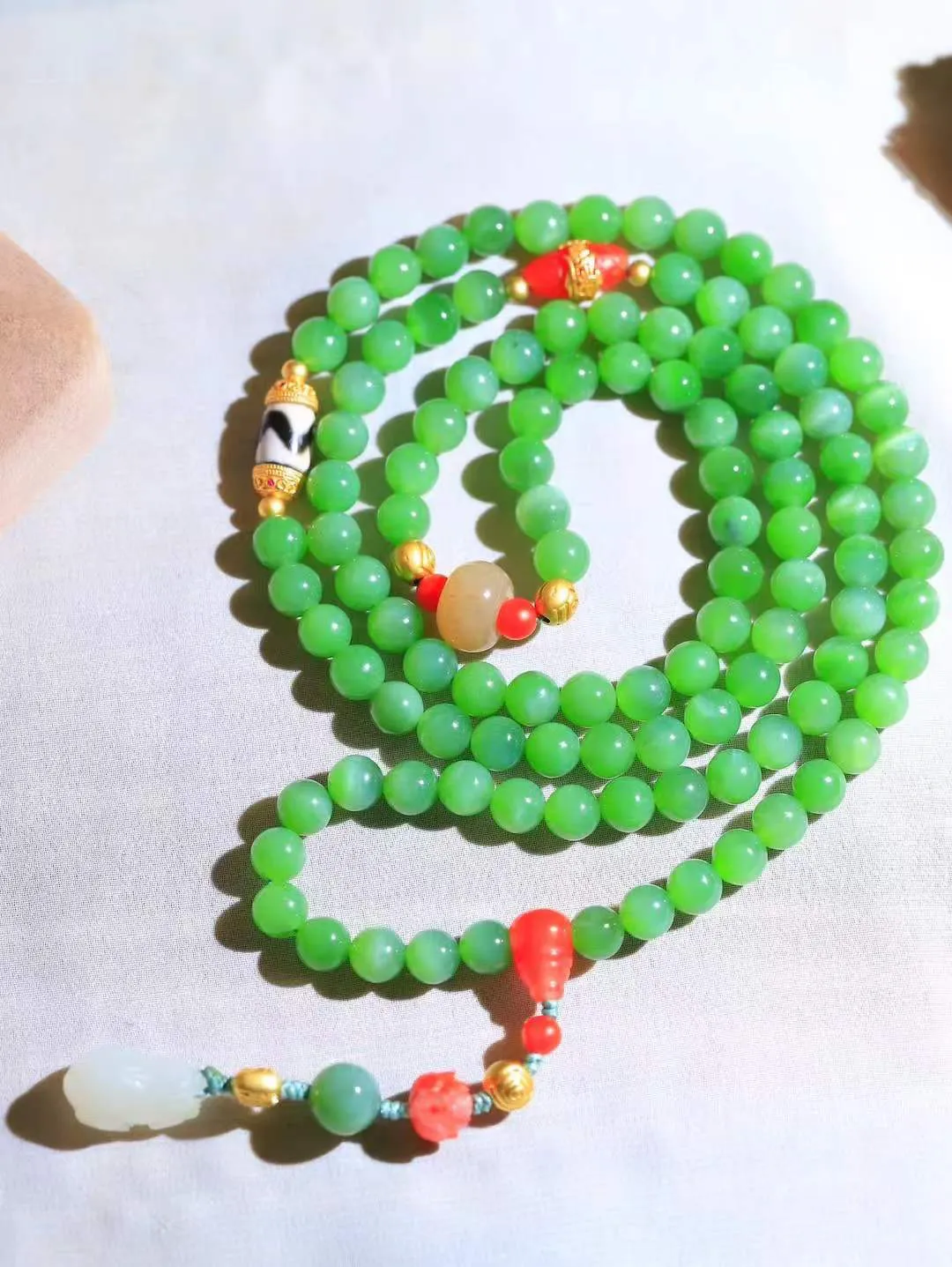 【链.108】

精品和田玉碧玉猫眼圆珠108挂链 玉质温润细腻 油性十足 佩戴舒适。珠珠落玉盘，间关莺语花底滑，一生美好时光，无论身在何处，都有它相伴相守。事事顺遂，幸福美满，吉祥如意。重101.3克 尺寸取一7.8mm FDA-78172292