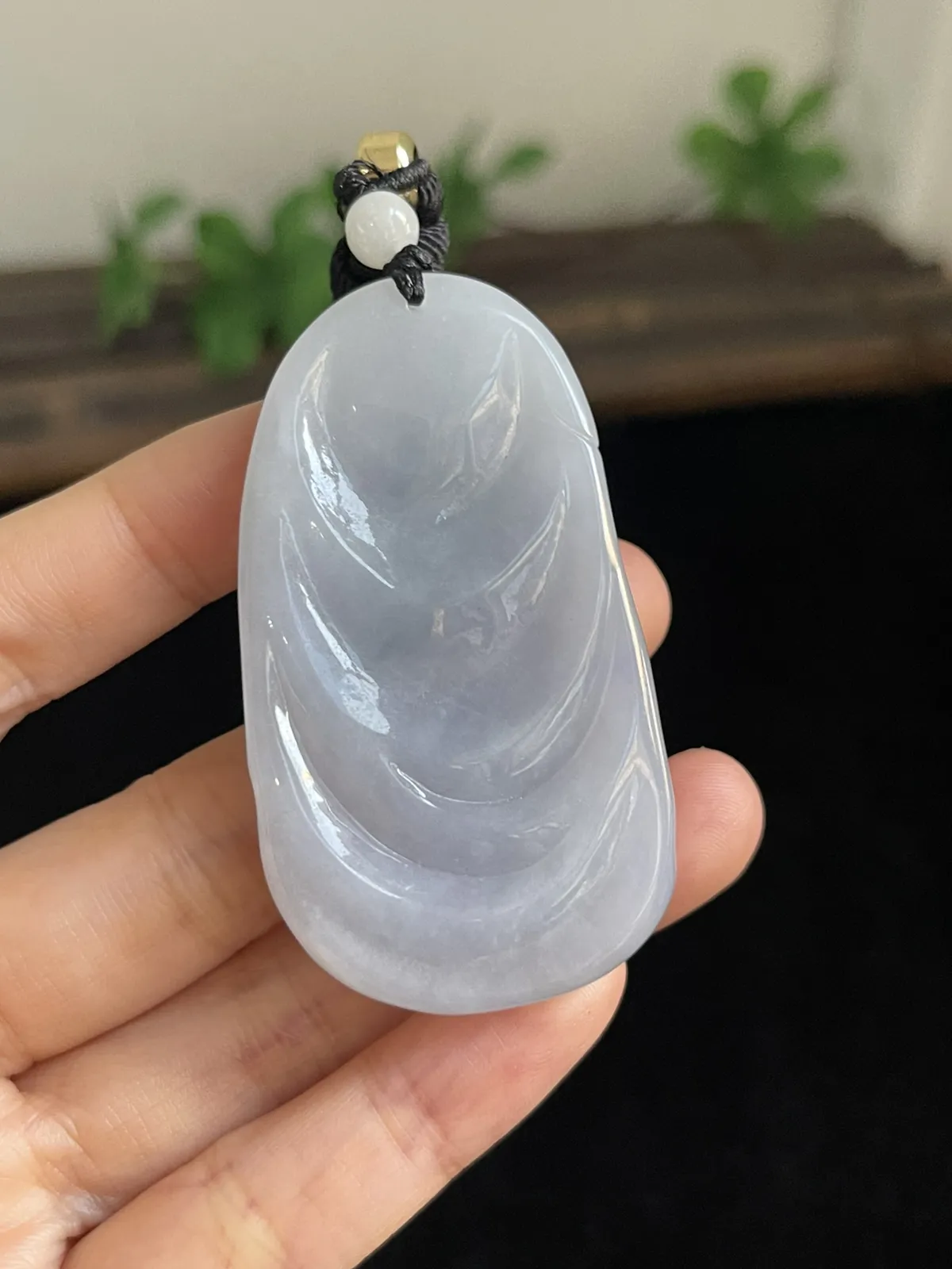 翡翠糯化种白色吊坠，配珠未测