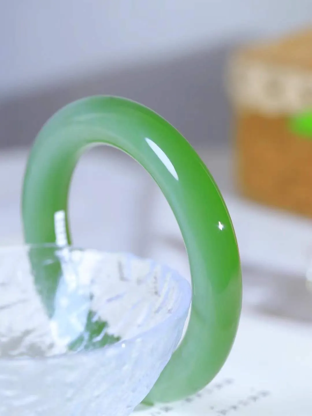 （碧色荡漾.手镯）

典藏级臻品️和田玉碧玉猫眼圆条手镯，灼灼其华想像靓妆淡伫 ，腕间绿意跳脱冰壶莹，坐间静对，姑射仙姿潇洒处，艳冶最奇料子油润滋腻镯型饱满，手感上佳。重79.2克   内径56mm尺寸12-12.3mm  24102213T