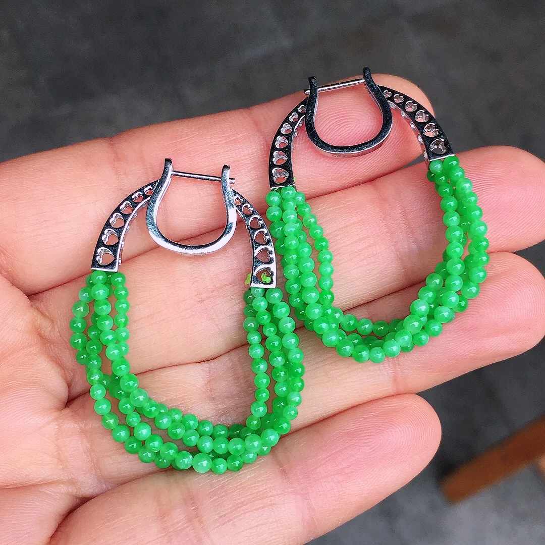 阳绿珠子耳坠，色泽均匀艳丽，玉质细腻，荧光感超
强，饱满圆润，尽显优雅气质，18k
金豪华镶嵌