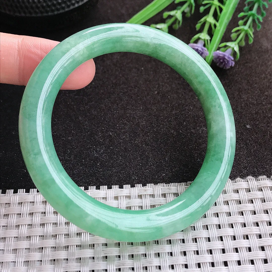 实拍A货翡翠54/9.7/9.6老坑秀气满绿圆条手镯玉镯