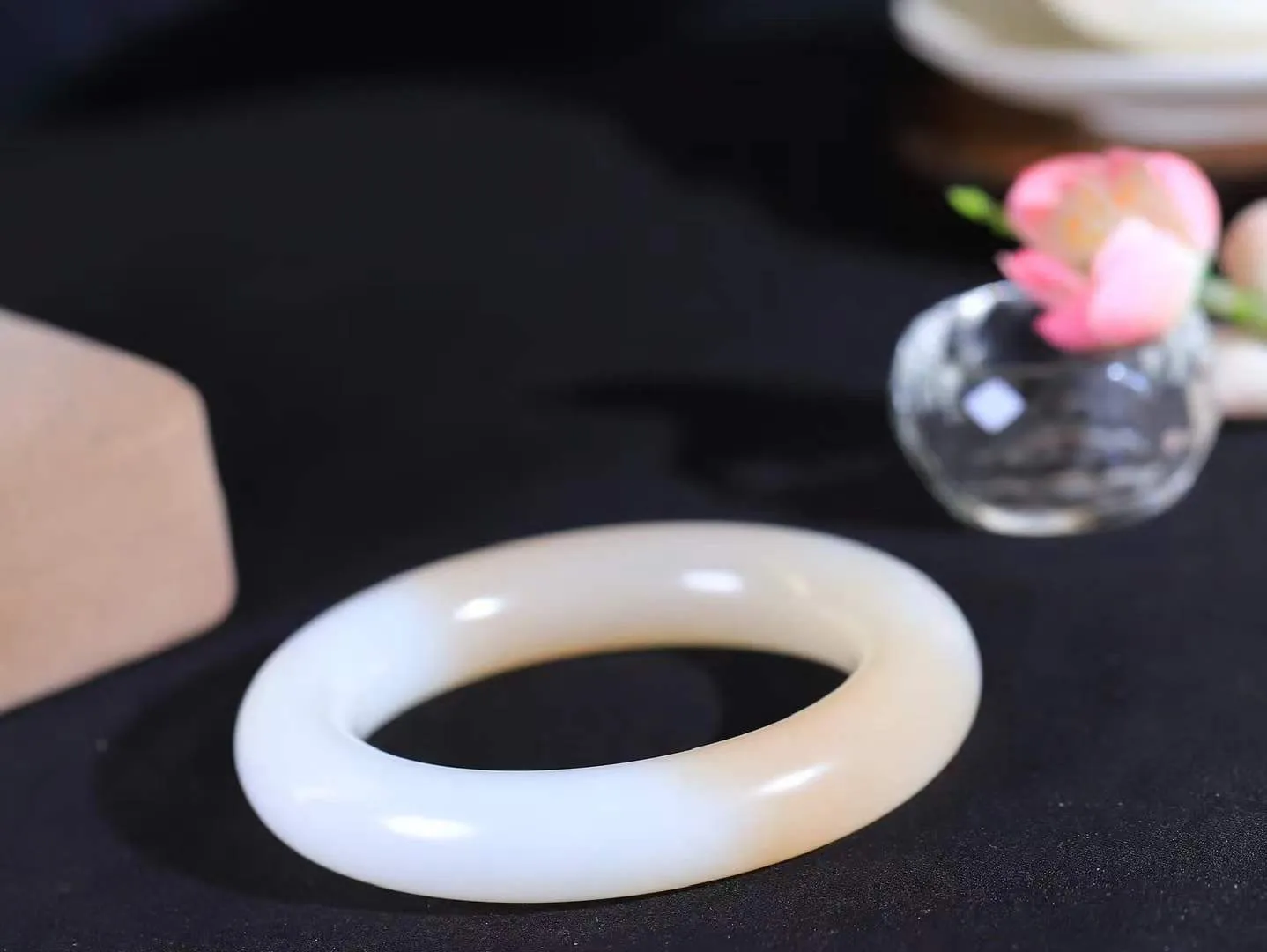 【玉佳人·手镯】

收藏级臻品️和田玉藕粉白双色手镯 ，玉质细腻油润，做工细致精美，端庄素雅，亭亭