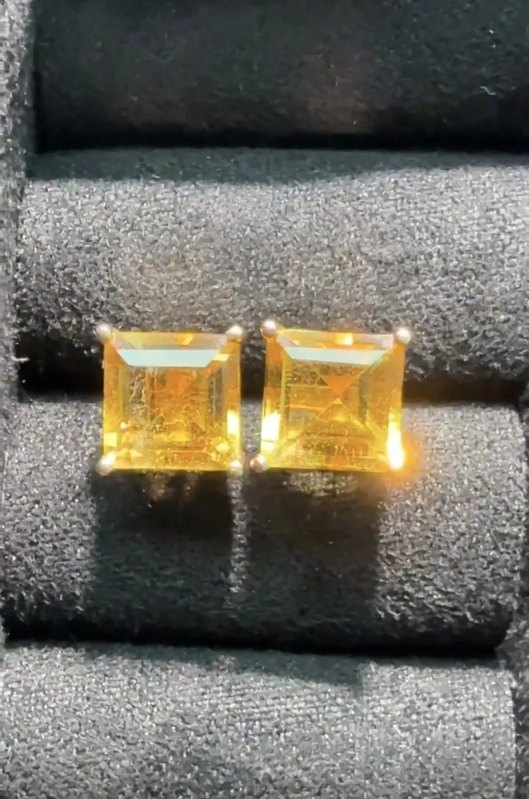 18k金镶嵌黄水晶耳钉，尺寸6.8*6.8mm