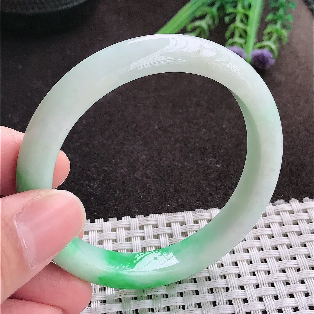 实拍A货翡翠53/10.2/7.9老坑精美冰润飘阳绿手镯宽边玉镯