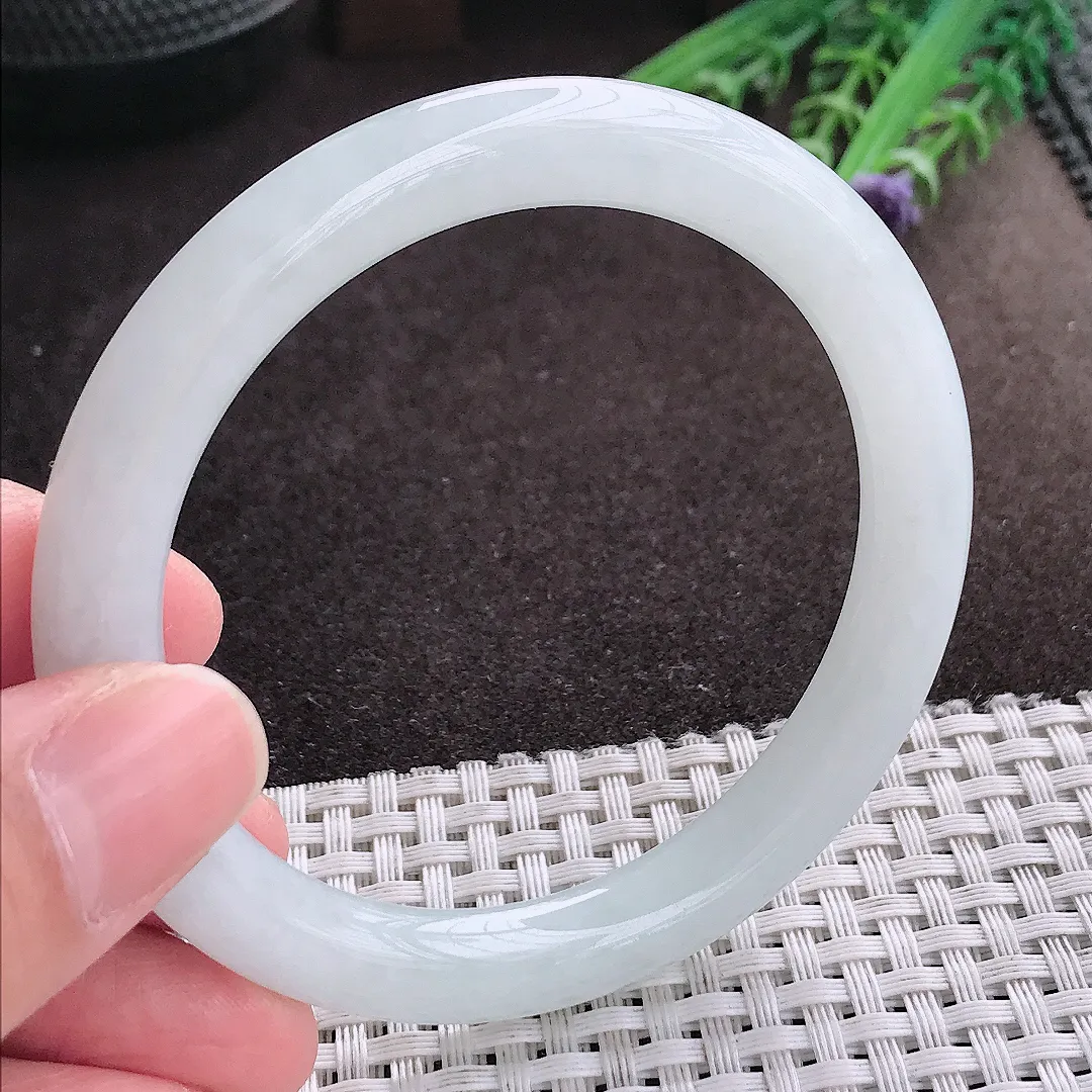 实拍A货翡翠57/8.3/8.8老坑秀气冰润月光白圆条手镯玉镯