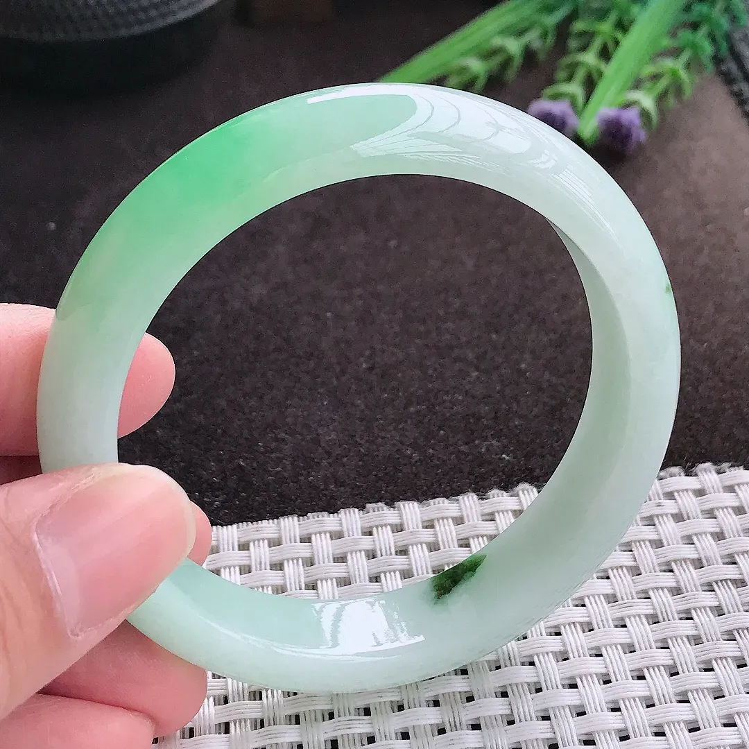 实拍A货翡翠56.5/13.1/8老坑冰润起胶飘阳绿手镯宽边玉镯