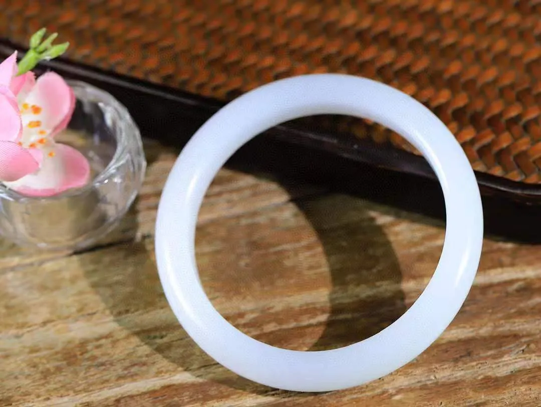 （温柔雅致.手镯）

精品和田玉白玉手镯。镯型饱满，温润细腻，脂润沁香。️执一卷书，沏一盏茶，