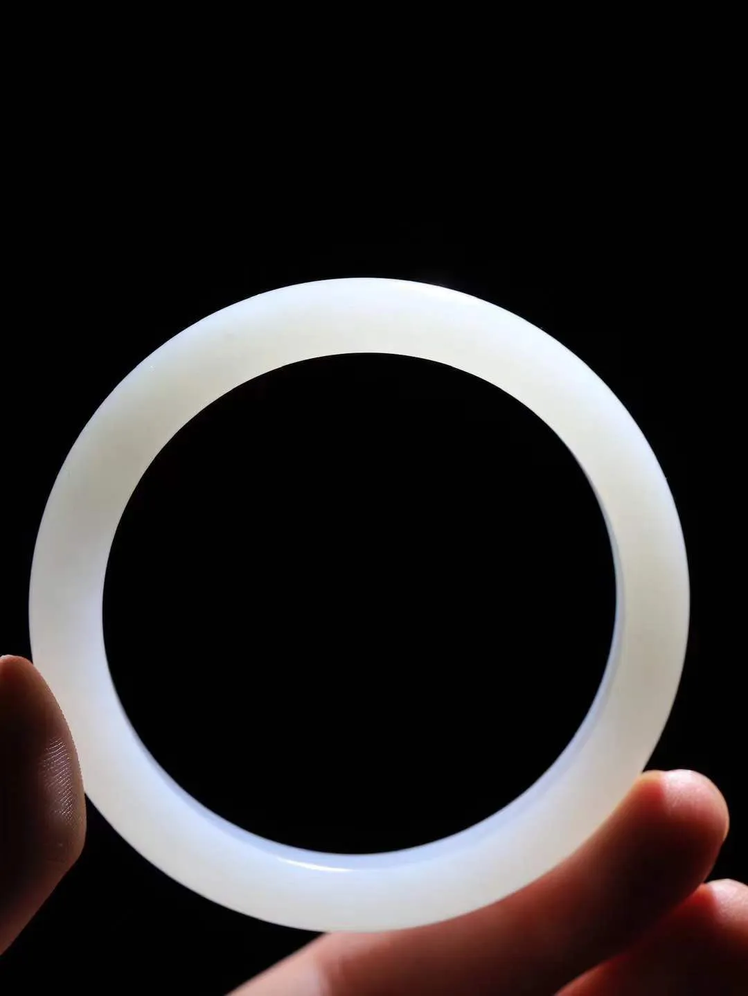 （温柔雅致.手镯）

精品和田玉白玉手镯。镯型饱满，温润细腻，脂润沁香。️执一卷书，沏一盏茶，着一袭裙，戴一只镯。淡淡浅笺，素心若兰，静赏玉中诗画。悠悠岁月，芊手轻摘，盛满诗样芳华。重34克   尺寸54.5-9.5-7.6mm    FDA-32152300