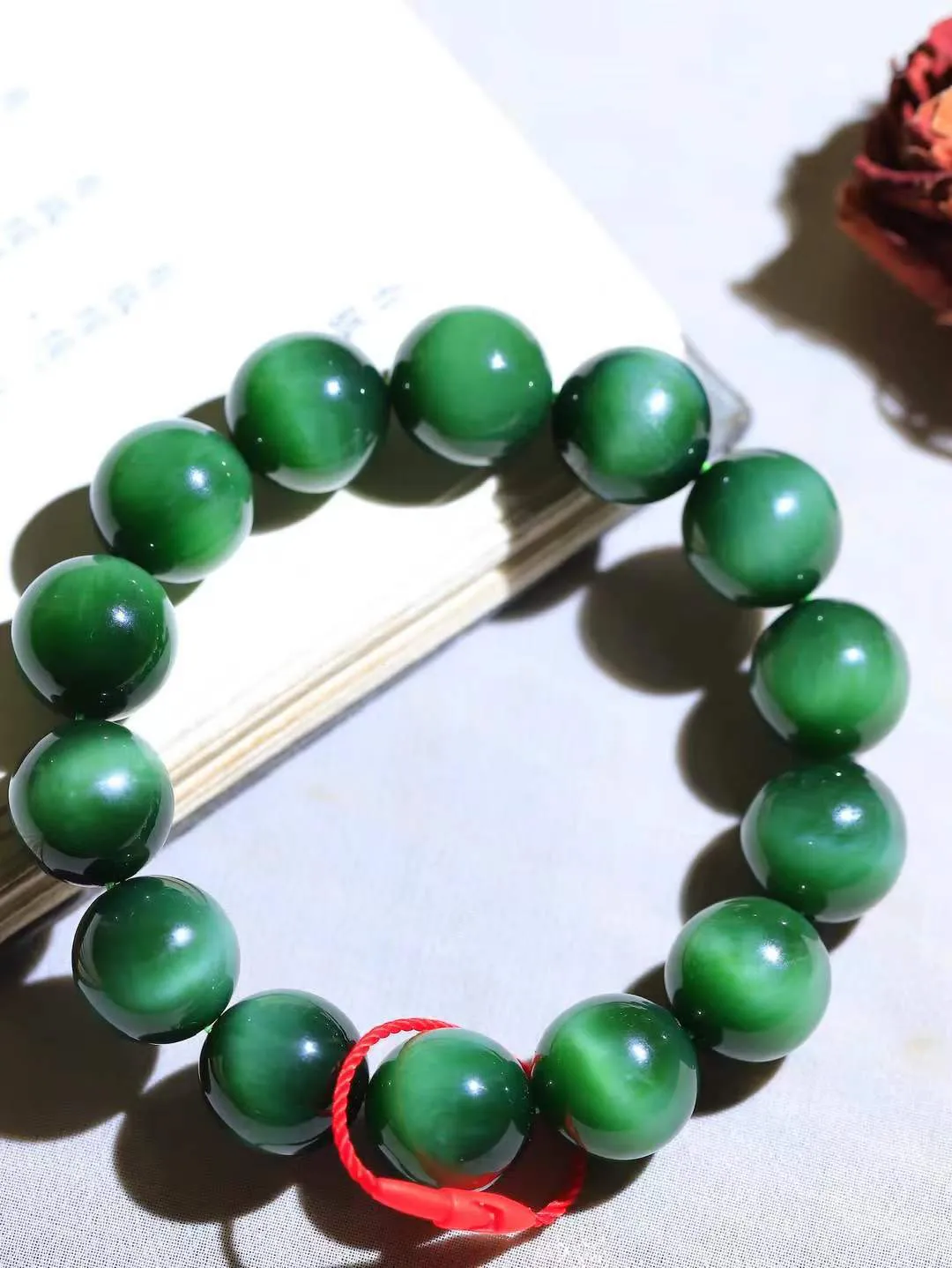 （猫眼手串）

收藏传家级臻品和田玉碧玉猫眼圆珠手串 质地温润灵动 猫眼儿般的光中，有波光潋滟，也有梦幻清韵。行走于市井的喧嚣，相顾不言，便得清欢。重88克 尺寸取一15.7mmFDA-23102352