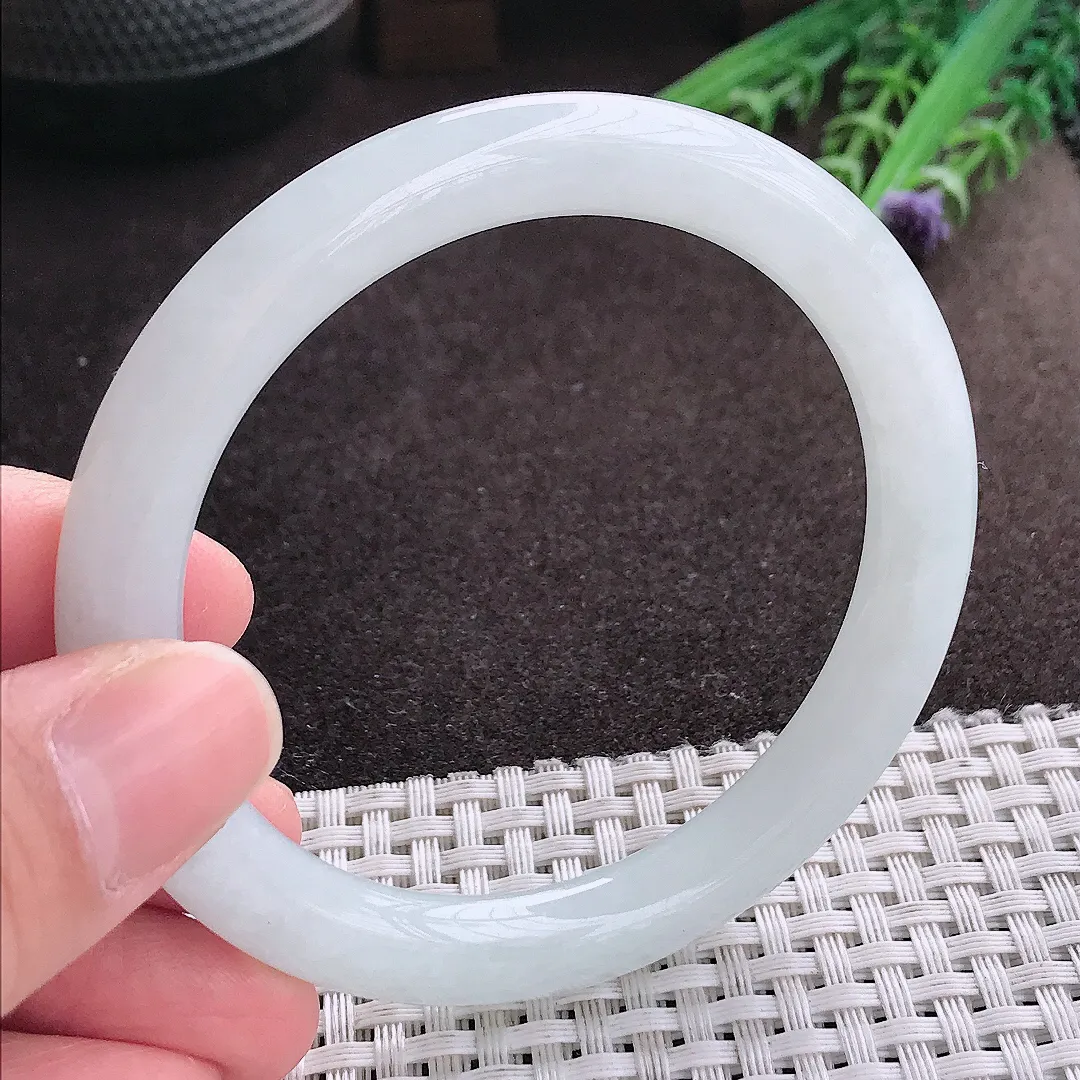 实拍A货翡翠57/8.3/8.8老坑秀气冰润月光白圆条手镯玉镯