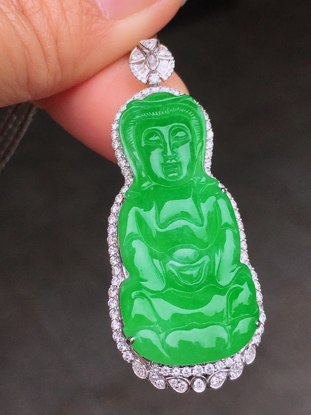 阳绿观音吊坠，色泽均匀艳丽，玉质细腻，荧光感超
强，饱满圆润，尽显优雅气质，18k
金豪华镶嵌