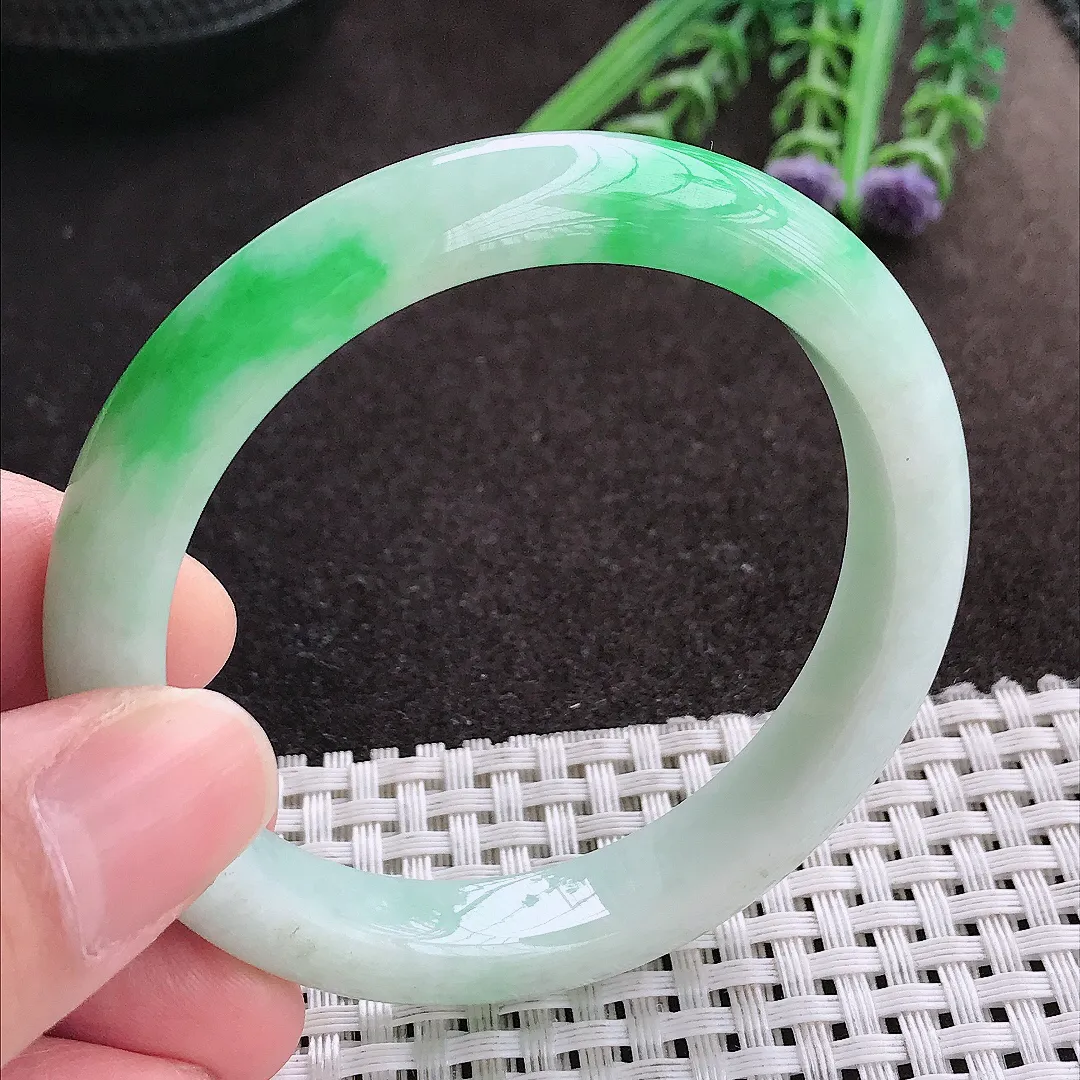 实拍A货翡翠53/10.2/7.9老坑精美冰润飘阳绿手镯宽边玉镯