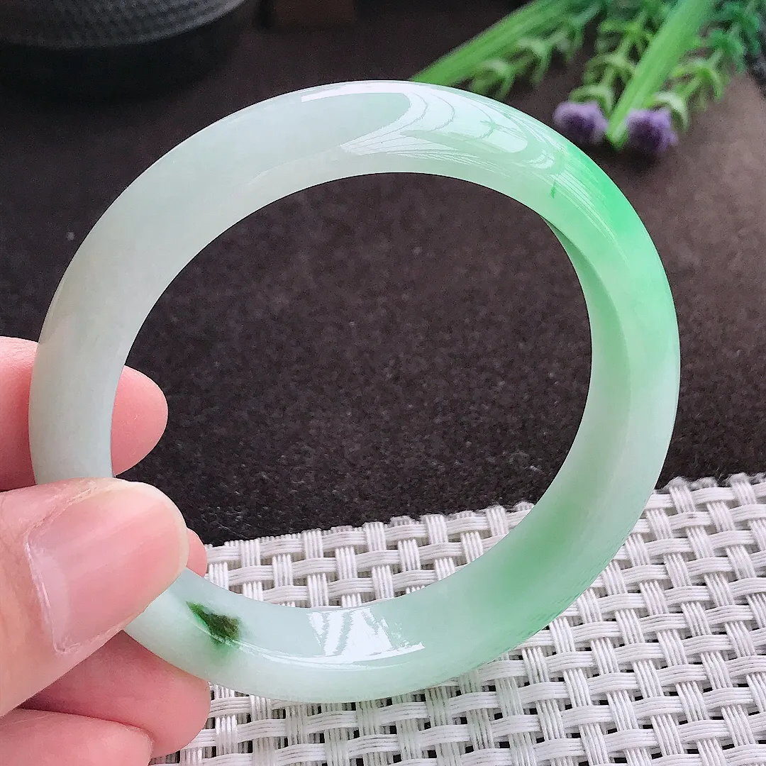 实拍A货翡翠56.5/13.1/8老坑冰润起胶飘阳绿手镯宽边玉镯