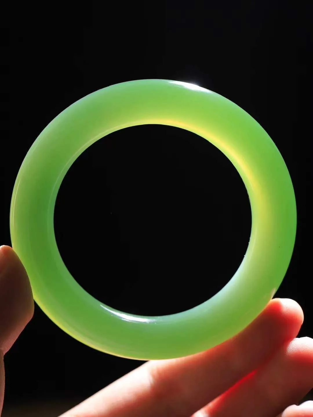 （碧色荡漾.手镯）

典藏级臻品️和田玉碧玉猫眼圆条手镯，灼灼其华想像靓妆淡伫 ，腕间绿意跳脱冰壶莹，坐间静对，姑射仙姿潇洒处，艳冶最奇料子油润滋腻镯型饱满，手感上佳。重79.2克   内径56mm尺寸12-12.3mm  24102213T