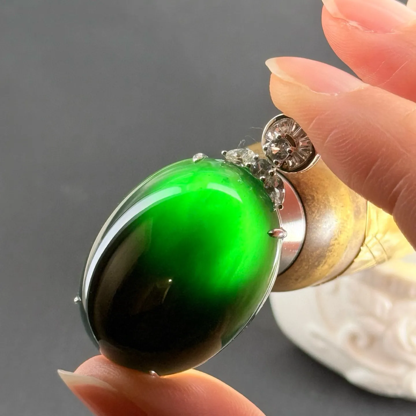 精品18k墨翠蛋面吊坠 种好色正 黑度极好 打灯通透 油性十足 尺寸40.9