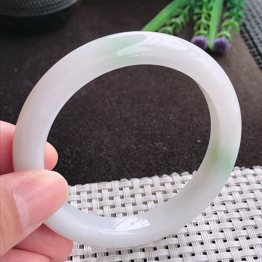 实拍A货翡翠57/10.2/8.9老坑冰润起胶飘绿手镯宽边玉镯