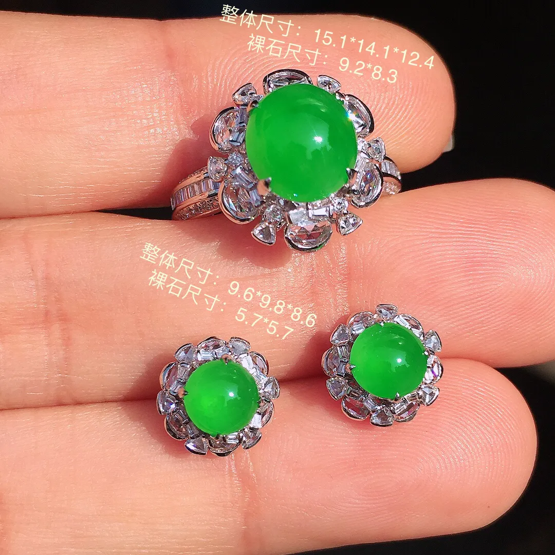 阳绿蛋面套装（耳钉+戒指），色泽均匀艳丽，玉质细腻，荧光感超
强，饱满圆润，尽显优雅气质，18k
金豪华镶嵌
