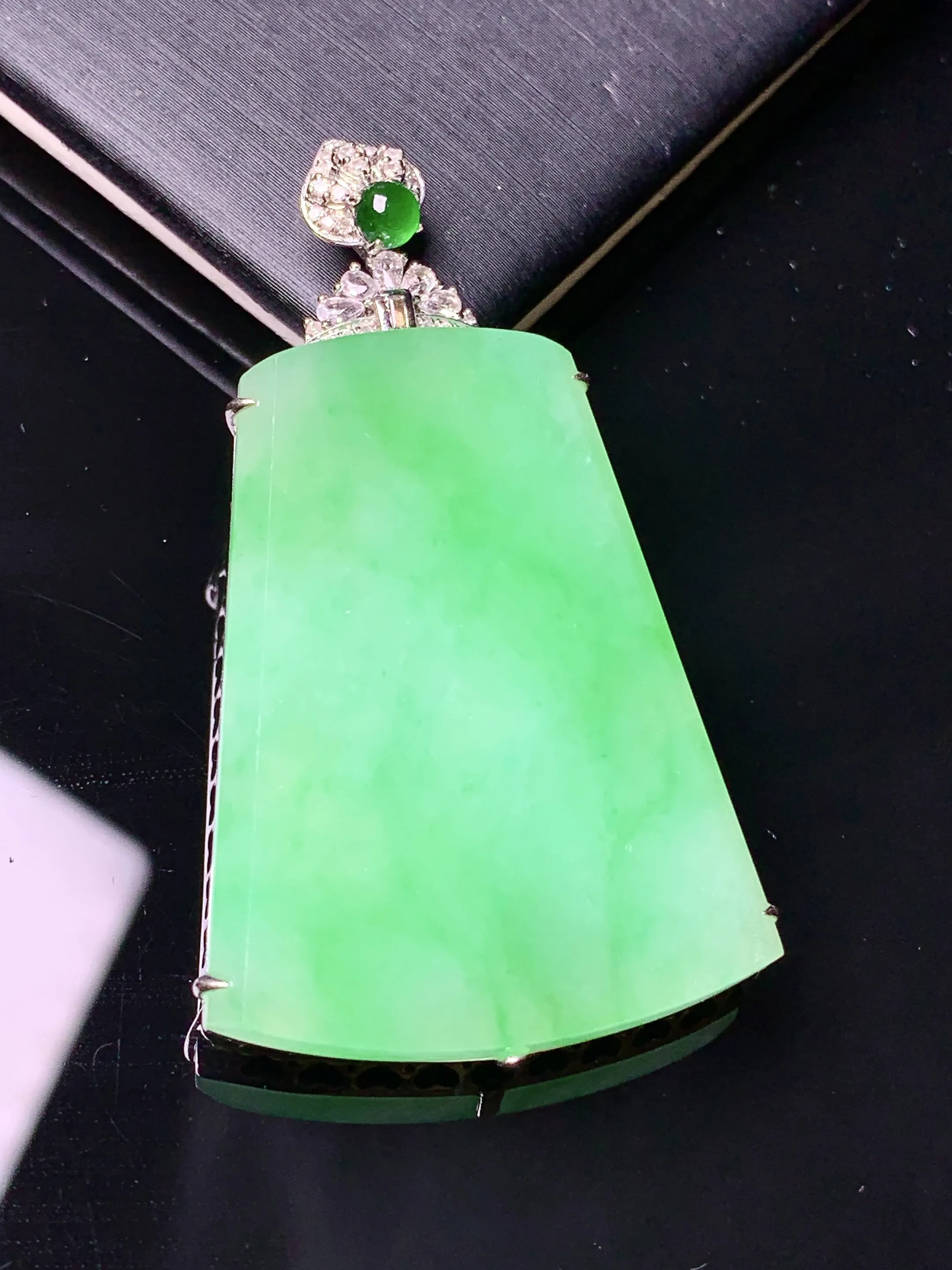 18金钻镶嵌翠绿无事牌吊坠 玉质细腻 色泽清新艳丽 整体尺寸49.3*28*5.8