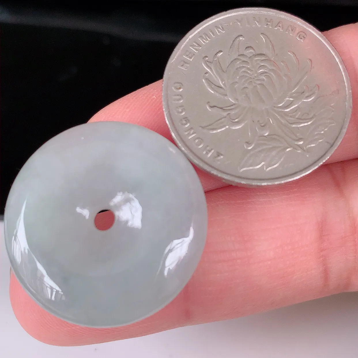 自然光实拍，冰翡翠一对平安扣吊坠，玉扣，平安是福；很美的料子，平安扣佩戴优雅迷人！#167.3尺寸26-6，26-5.6mm