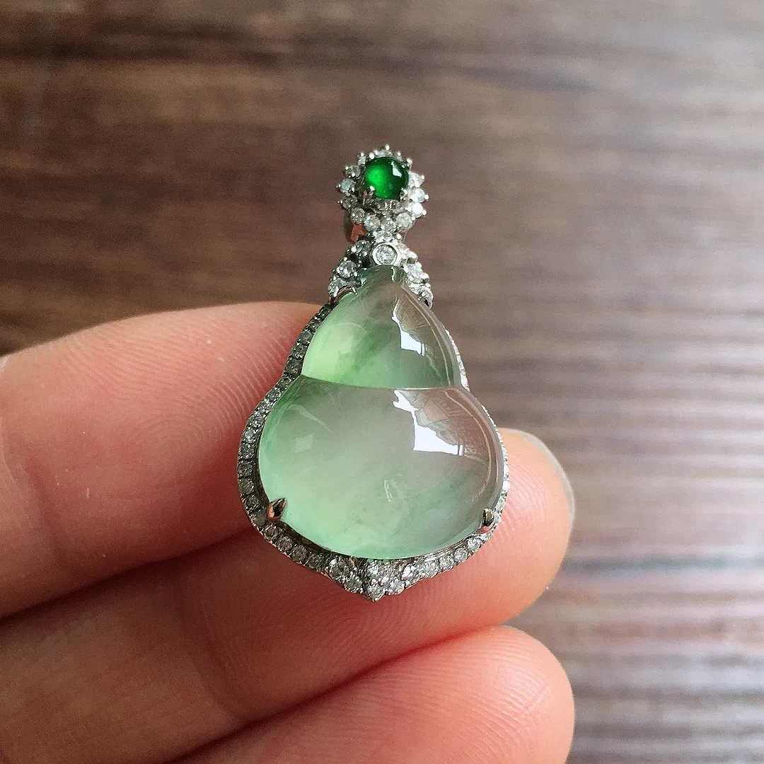 冰晴底葫芦吊坠，18k金镶嵌，冰润饱满，玉质细腻，种水足，Jj 尺寸29.1*26.3*10.2