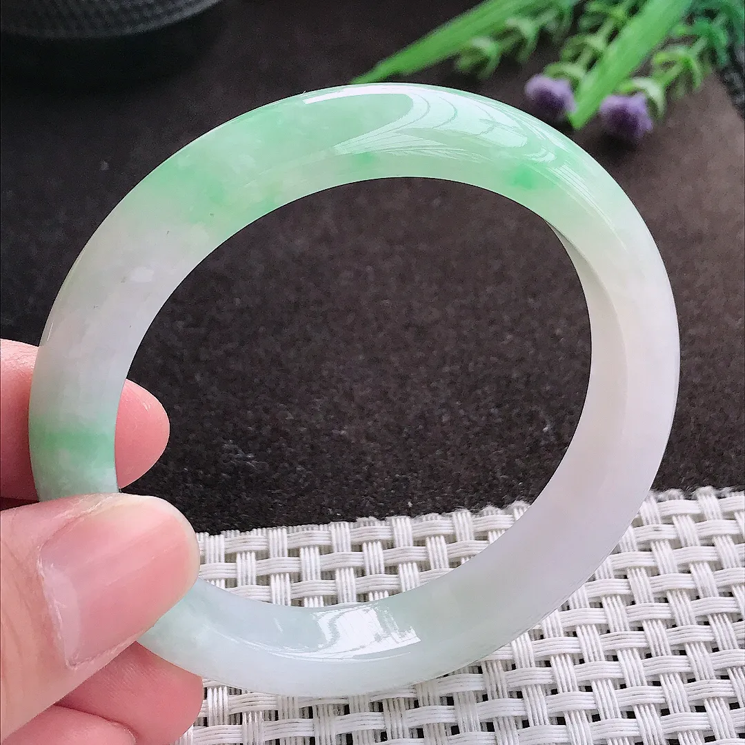 实拍A货翡翠56/11.6/8.2老坑冰润飘绿手镯宽边玉镯子