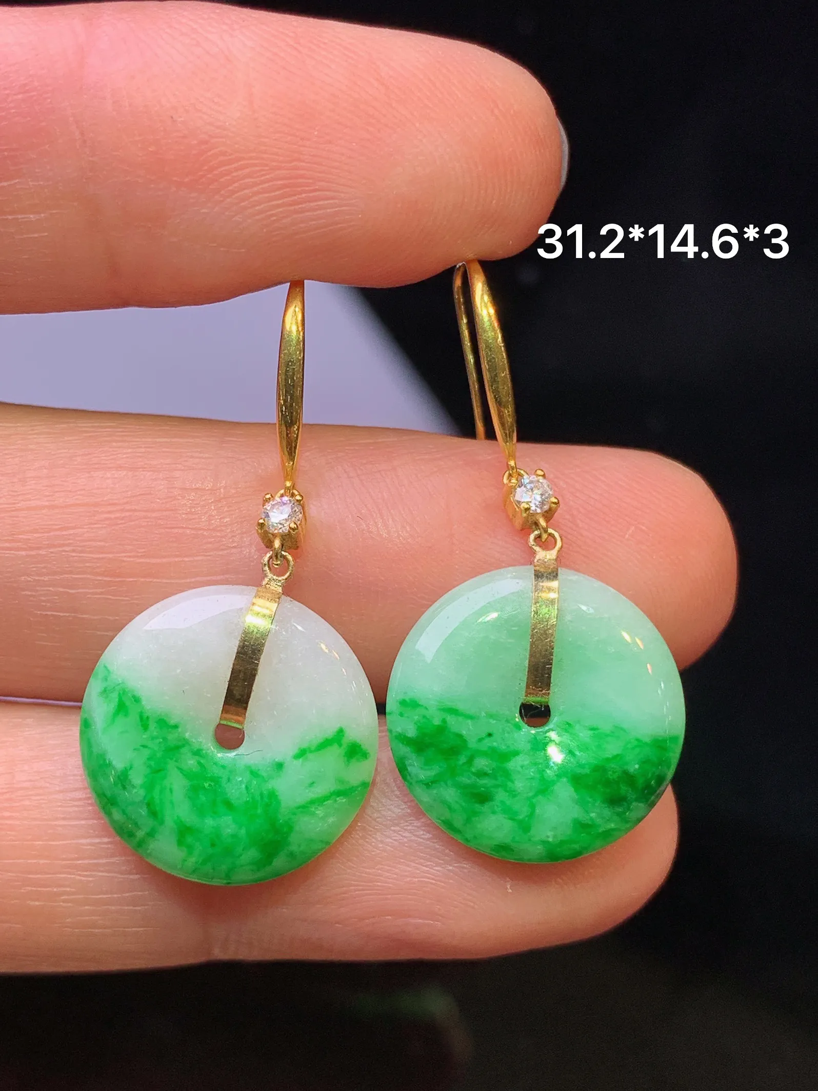 18金钻镶嵌飘绿平安扣耳坠 玉质细腻 色泽清新艳丽 整体尺寸31.2*14.6*3