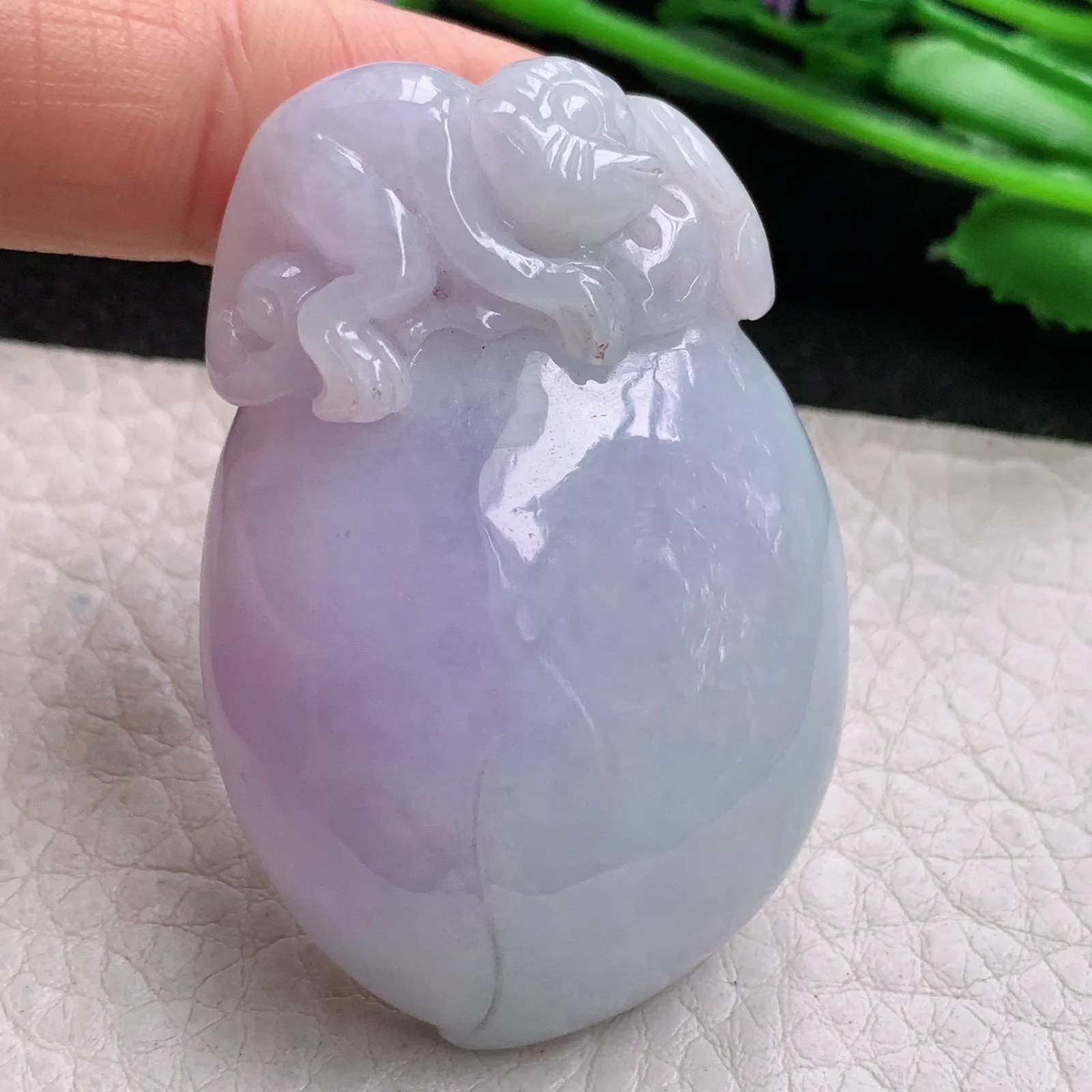 zen实拍51.8*35.8*14.8缅甸翡翠精美春带彩灵猴抱寿桃 福瓜玉项坠 玉挂件