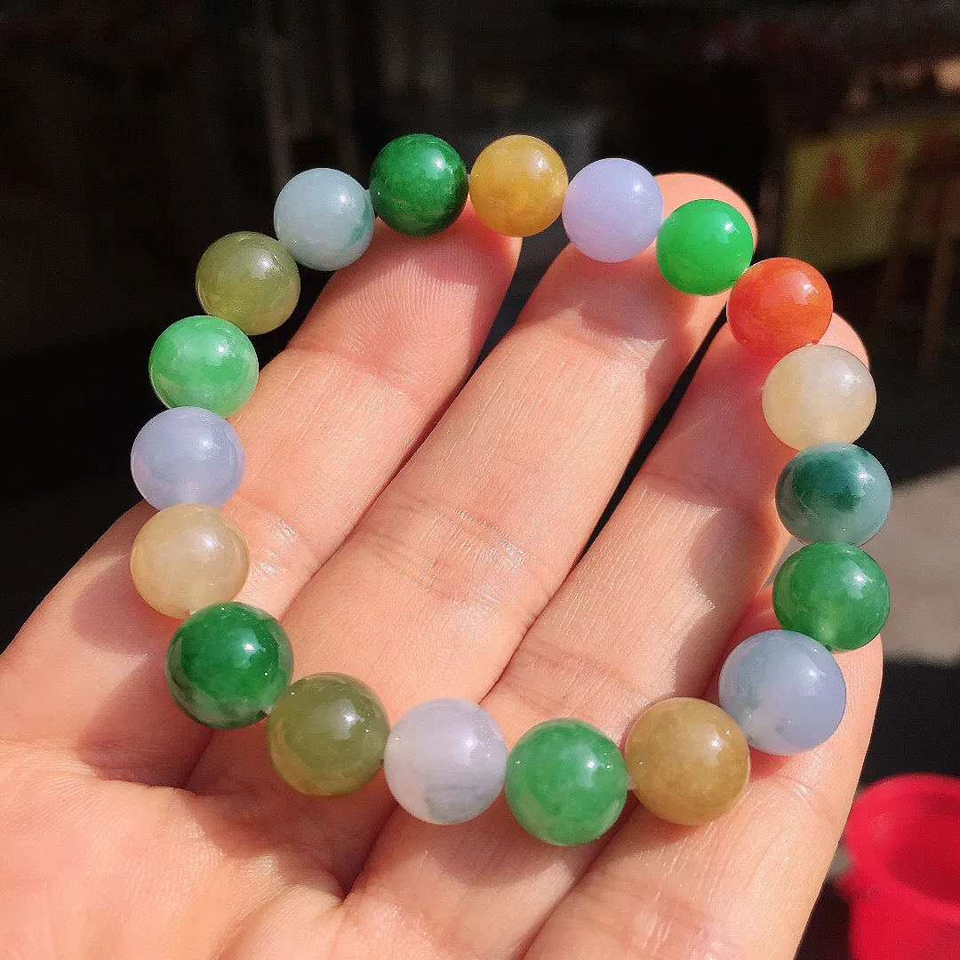 多宝手串，色泽均匀艳丽，玉质细腻，荧光感超
强，饱满圆润，尽显优雅气质