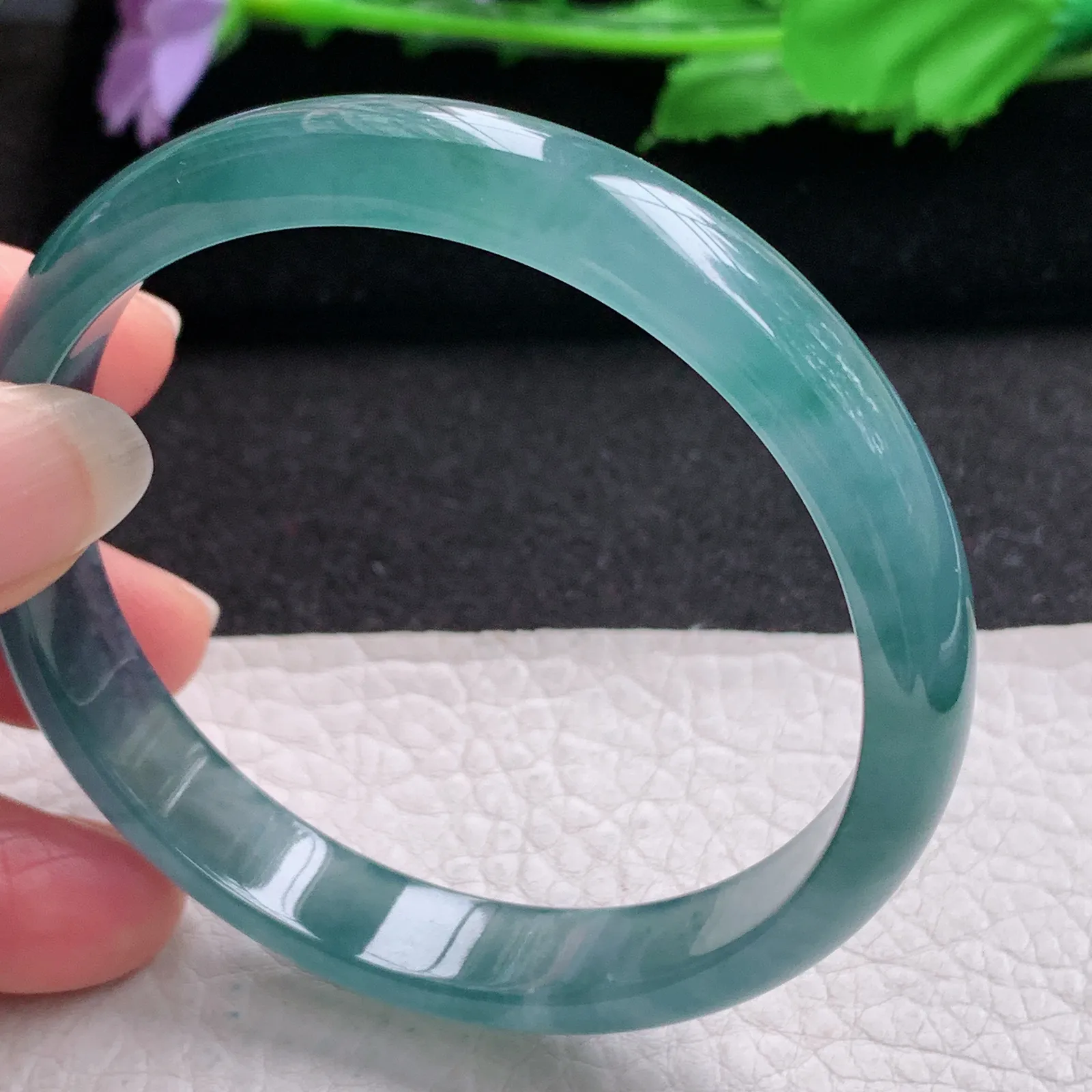 yh实拍57*10.5*6平安镯 翡翠a货精美冰蓝秀气宽边玉手镯 玉手环