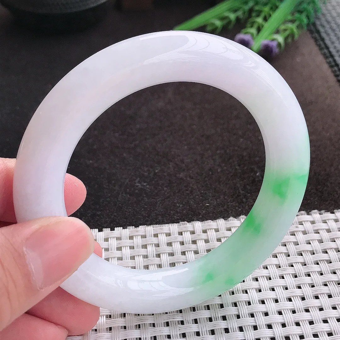 实拍A货翡翠56.5/12.2老坑精美冰润飘绿胖圆条手镯翡翠玉镯子