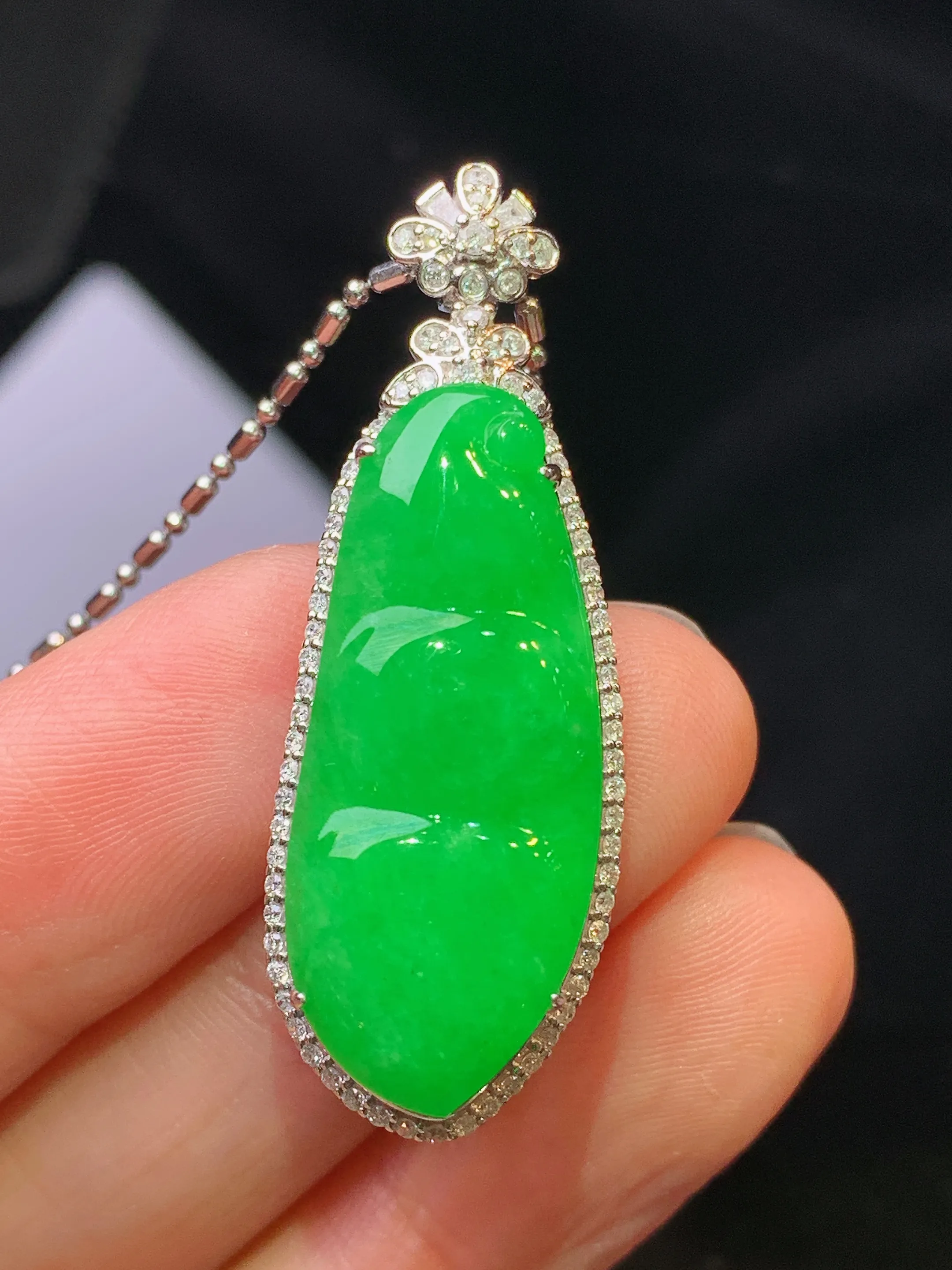 18金钻镶嵌满绿树叶吊坠 玉质细腻 色泽清新艳丽 整体尺寸40.7*14.2*8.2