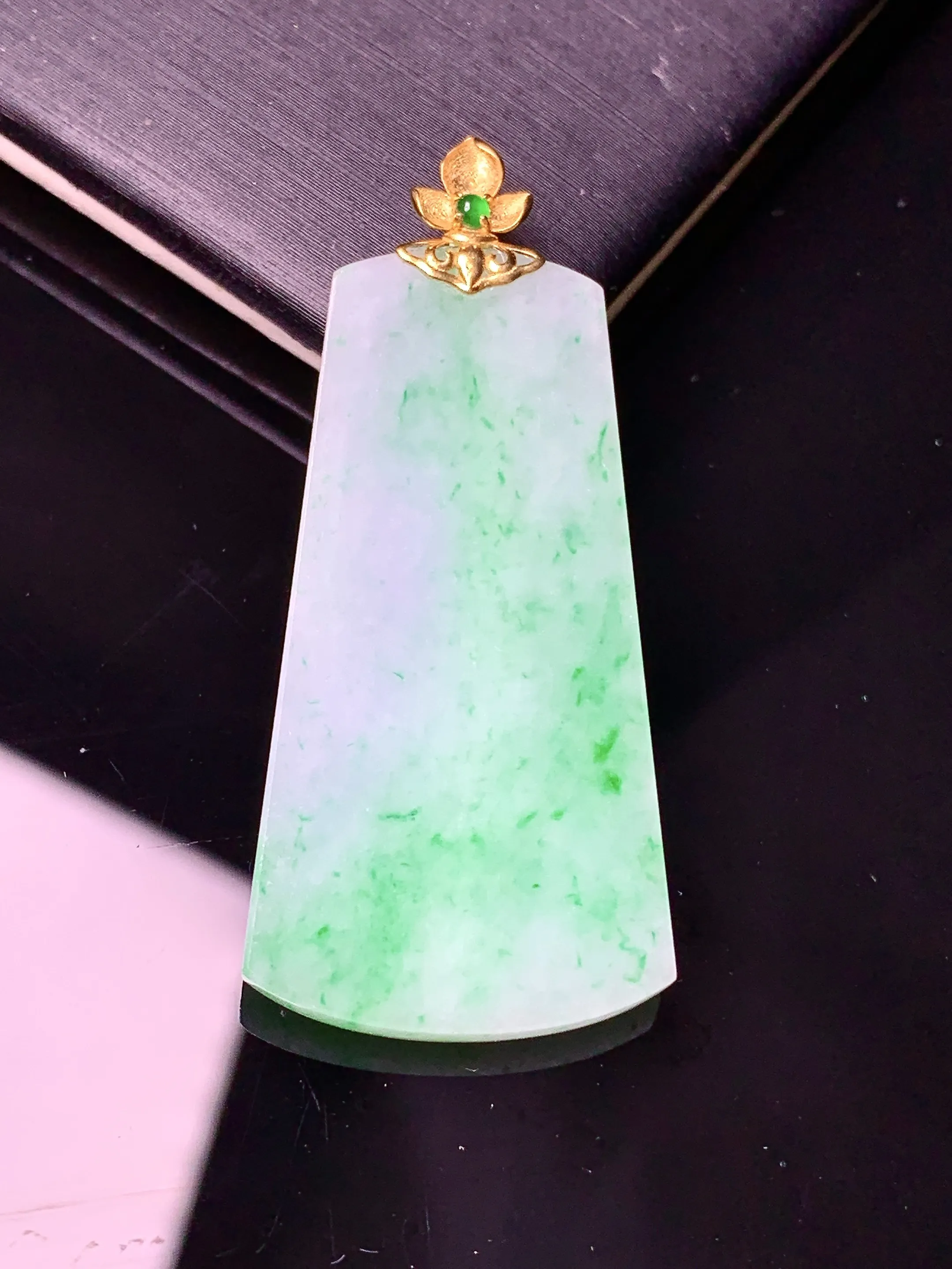 18金镶嵌飘绿无事牌吊坠 玉质细腻 色泽清新艳丽 整体尺寸37.6*19.2*3.2