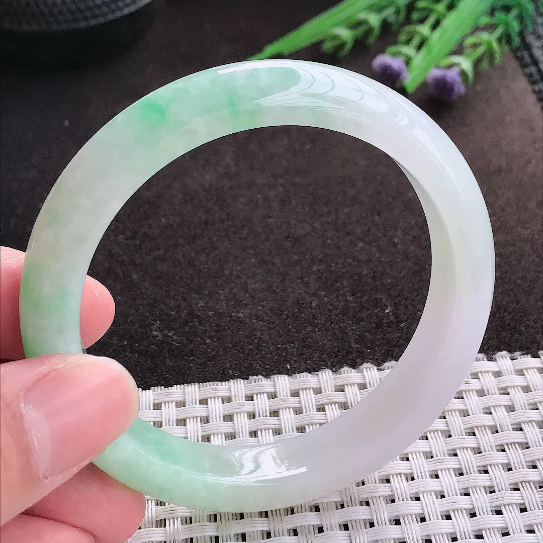 实拍A货翡翠56/11.6/8.2老坑冰润飘绿手镯宽边玉镯子