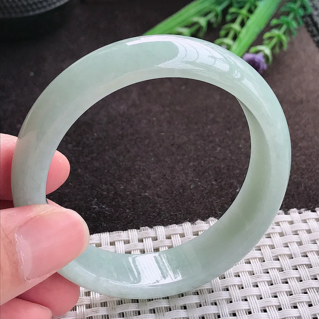 实拍A货翡翠55.5/15.8/7.5老坑秀气冰润浅绿色手镯宽边玉镯子